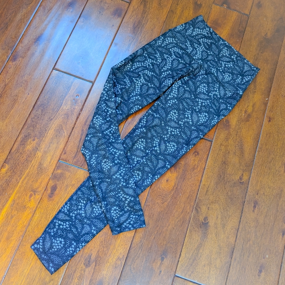Beyond Yoga Spacedye Walk And Talk High Waisted Capri Legging Black Grey Lace